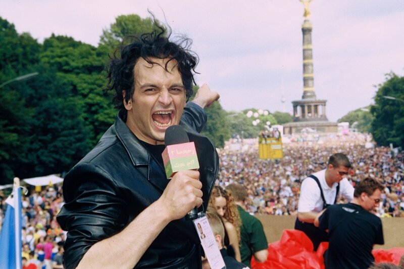 Dubai-TV-Reporter Tarek ab del Kalek (Kaya Yanar) berichtet diesmal von der Loveparade in Berlin. – Bild: SAT.1 Eigenproduktionsbild frei Dubai-TV-Reporter Tarek ab del Kalek (Kaya Yanar) berichtet diesmal von der Loveparade in Berlin. – Bild: SAT.1 Eigenproduktionsbild frei