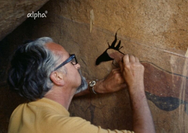 1969, auf der ersten Expedition auf den westlichen Brandberg in der westafrikanischen Namib-Wüste, entdecken die Forscher Jahrtausende alte Felsbilder; ein Kopist paust das Bild ab. – Bild: BR