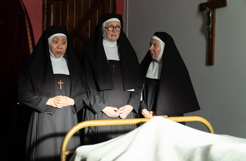 (v.l.n.r.) Sister Peter (Tina Chiang), Sister Boniface (Lorna Watson), Sister Reginald (Virginia Fiol) – Bild: WDR/​BBC Studios