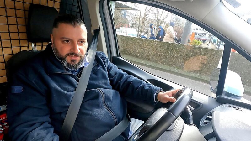 Der stellvertretende Marktleiter Apo (Foto) ist mal wieder überall gleichzeitig im Einsatz. Lieferservice, SB-Kasse, Kundenservice – bleibt da überhaupt noch Zeit zum Durchatmen? – Bild: RTLZWEI, Brot & Butter Entertain