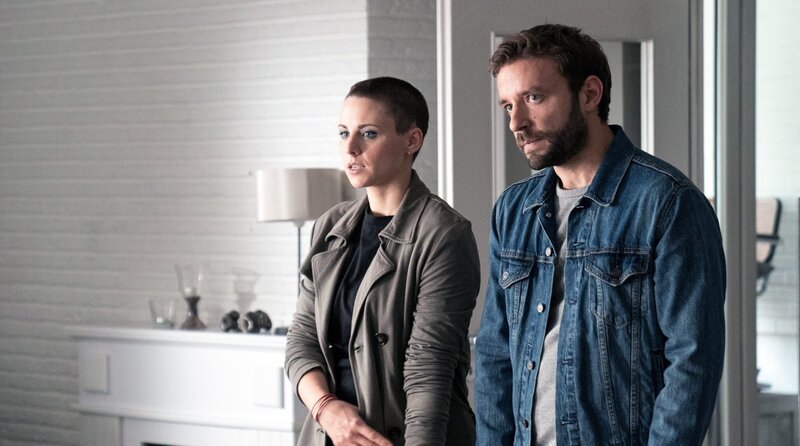 Gregor (Jonas Minthe, r.) und Nina (Julia E. Lenska, l.) überbringen Matthias die Nachricht, dass er sich damit abfinden muss, verlassen worden zu sein. – Bild: ARD/​Marion von der Mehden