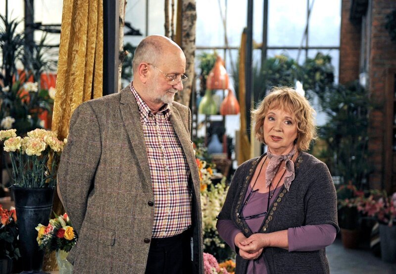 Alfred (Rolf Nagel, l.) genießt die romantische Unterhaltung mit Erika (Madeleine Lierck-Wien, r.). – Bild: ARD/​Nicole Manthey