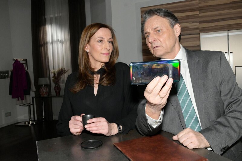 Katrin (Ulrike Frank) und Gerner (Wolfgang Bahro) müssen hinnehmen, dass Johanna nach wie vor Abstand zu ihnen hält. – Bild: RTL /​ Rolf Baumgartner