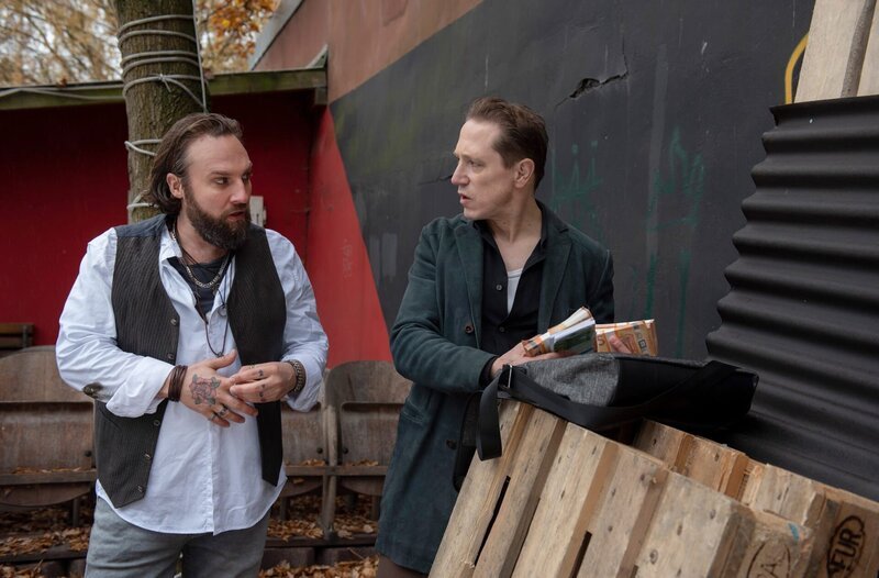 Schmutzige Geschäfte: Der Barbetreiber Philip Yates (Johannes Kühn, l.) übergibt seinem Erpresser Jan Leinemakers (Timo Jacobs, r.) 50.000 Euro, doch der verlangt mehr! – Bild: ARD/​Thorsten Jander