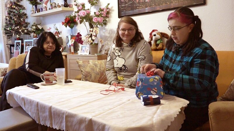 Jana (re.) hat genau vor 32 Jahren das Licht der Welt erblickt und das wollen Mama Brigitte und Schwester Nicole heute mit ihrem Familienmitglied feiern. Neben Kuchen und Blümchen, gibt es noch ein ganz besonderes Geschenk. – Bild: RTLZWEI