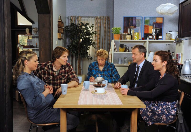 Britta, Ben, Torben und Carla einigen sich problemlos auf die Hochzeitsgäste. – Bild: ARD/​Nicole Manthey