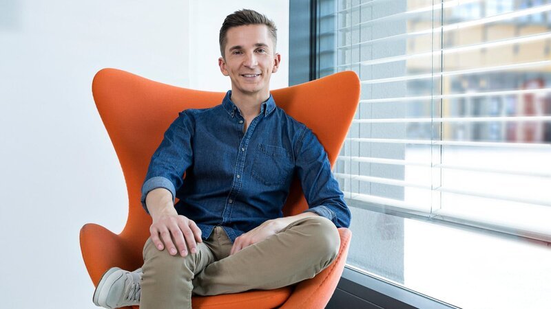 „PUR+“-Moderator Eric Mayer, der Stuntman des Wissens, taucht, springt, klettert, und wenn es sein muss, aber wirklich nur dann, ja, dann singt er auch. So kombiniert er für „PUR+“ Wissen und Erleben auf einzigartige Weise. Wer „PUR+“ schaut, der weiß, wie sich Fakten anfühlen. – Bild: ZDF und Jana Kay