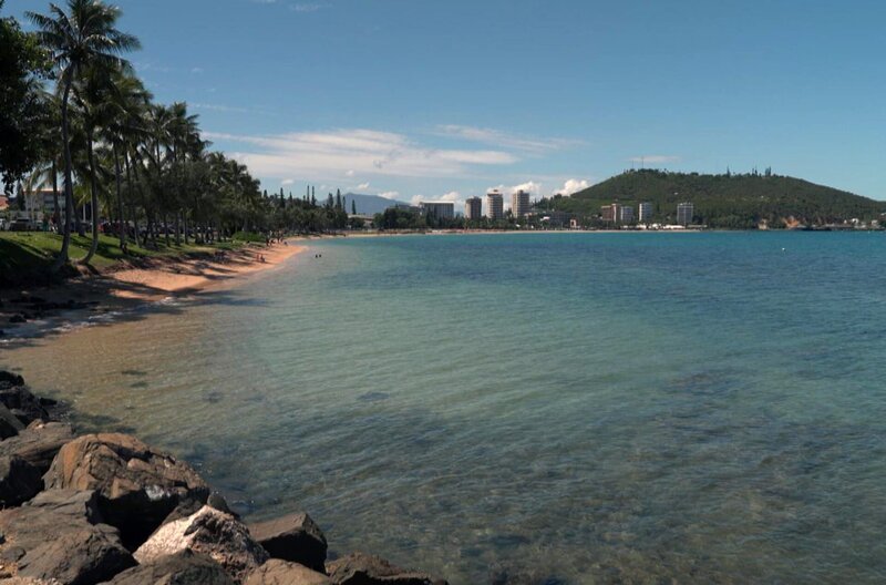 Jean Mariotti, der erste namhafte Vertreter der kaledonischen Literatur: Im Werk des Schriftstellers vereinen sich die westliche Kultur, die Legenden der Kanaken, die Erlebnisse seiner Kindheit und die Erzählungen seiner Amme ein. – Bild: Elephant Doc