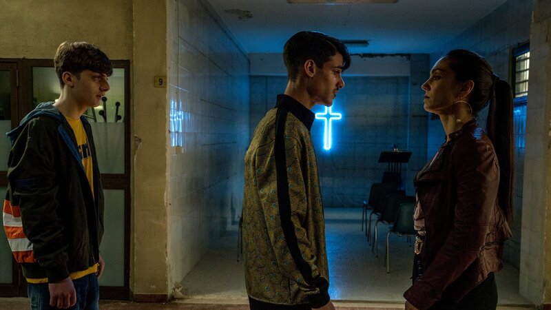 Carmeniello (Gennaro Arena, m.) und Patrizia (Cristiana Dell’Anna, r.) – Bild: AXN Black