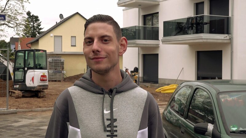 Für Pascal hat sich einiges getan. Er wurde nach seinem Praktikum in einer Zeitarbeitsfirma übernommen und wird nun bei der Deutschen Bahn eingesetzt. Außerdem gehört die Beziehungskrise mit seiner Freundin der Vergangenheit an. – Bild: RTLZWEI