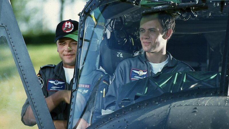 Pilot Alex (Matthias Leja, r.) und Bordmechaniker Wollcke (Oliver Hörner, l.) bringen ihre Rettungsärztin immer und überall sicher ans Ziel. – Bild: ZDF und Boris Laewen