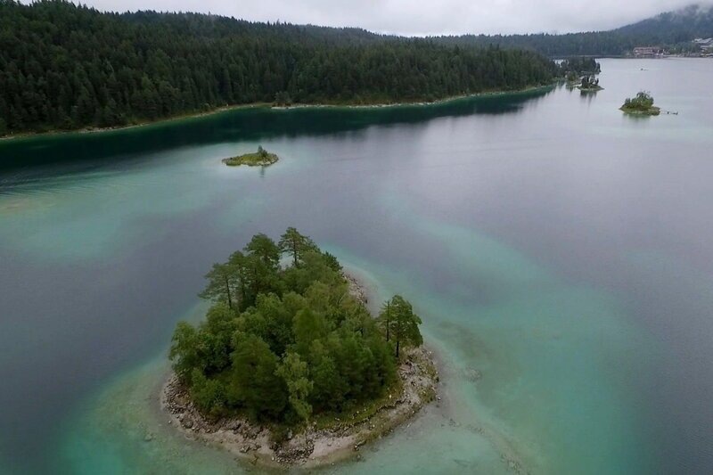 Der Eibsee mit seinen Inseln – Bild: SRF/​BR/​TELLUX FILM GmbH