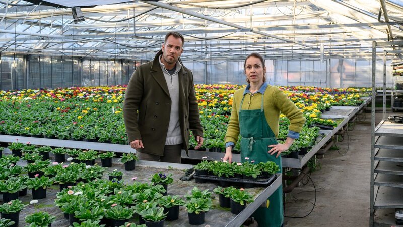 Kommissar Lars Pöhlmann (Dominic Boeer) verdächtigt die Blumenhändlerin Rike Thomsen (Cornelia Werner). Warum erhielt sie von Wurst-Micha monatlich Geld? – Bild: ZDF
