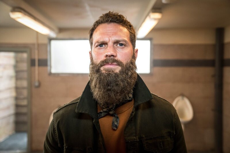 Der Bart muss ab: Elliot Stanley (Jamie Dornan) fürchtet, von seinem Kontakt in Irland wegen seines Haarwuchses nicht erkannt zu werden. – Bild: ZDF und Steffan Hill