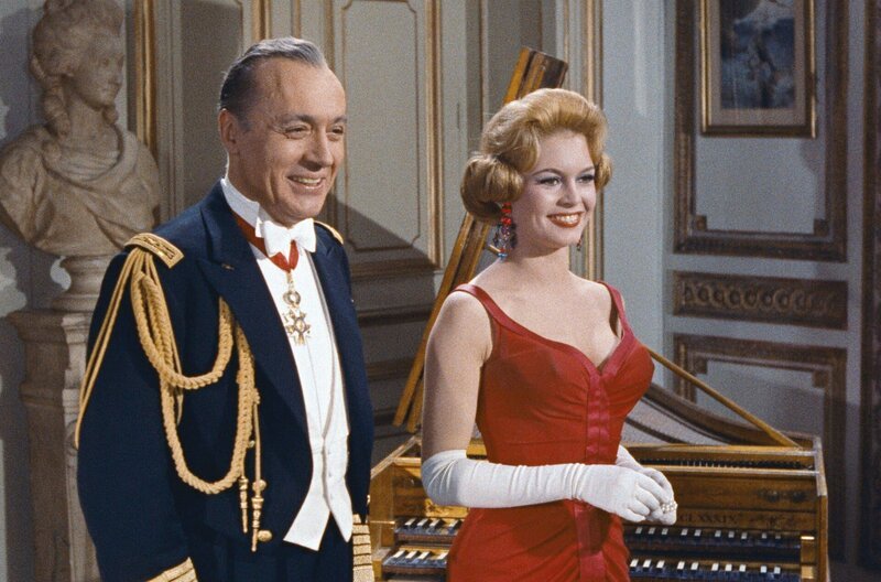 Um Michel eifersüchtig zu machen, geht Brigitte (Brigitte Bardot) sogar mit Prinz Charles (Charles Boyer) aus. – Bild: TF1 Droits Audiovisuels/Pretoria Um Michel eifersüchtig zu machen, geht Brigitte (Brigitte Bardot) sogar mit Prinz Charles (Charles Boyer) aus. – Bild: TF1 Droits Audiovisuels/Pretoria