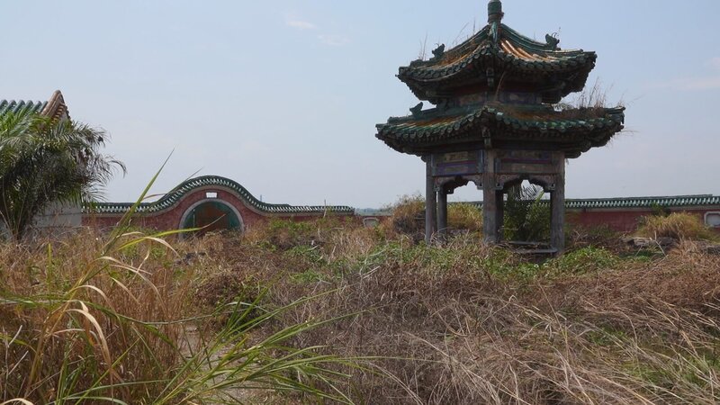Am Eingang des herrschaftlichen Gebäudekomplexes des ehemaligen Diktators von Zaire steht eine chinesische Pagode. Der Erbauer Mobutu Sese Seko hat keine Kosten gescheut. – Bild: N24 Doku