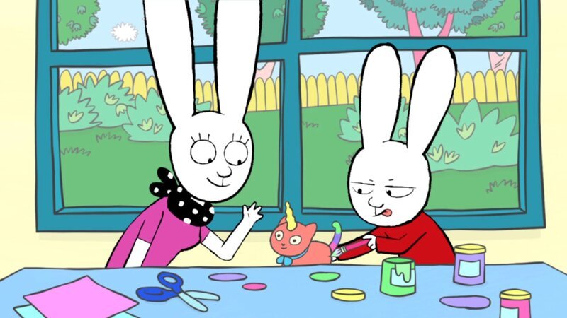 Akribisch bastelt Simon (r.) mit Mama (l.) an Lous Geschenk, einem „regenbogenfarbenem Schmetterlings-Einhorn-Kätzchen“. – Bild: ZDF