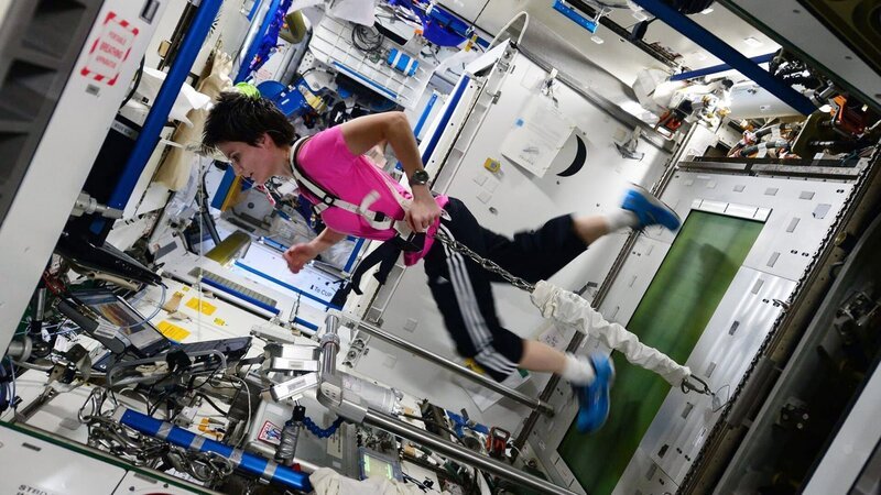 Bildunterschrift: Körperliche Ertüchtigung ist im All unverzichtbar, um das Schwinden der Muskelmasse aufgrund der fehlenden Schwerkraft zu verhindern. – Bild: N24 Doku