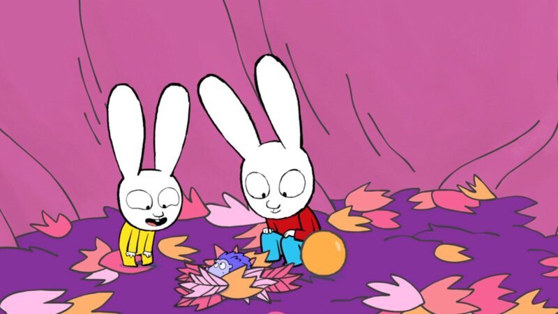 In einem hohlen Baum entdecken Simon (r.) und Franz (l.) den kleinen Igel „Piksi“ (M.), der sich dort mit Blättern ein kuscheliges Plätzchen geschaffen hat. – Bild: ZDF