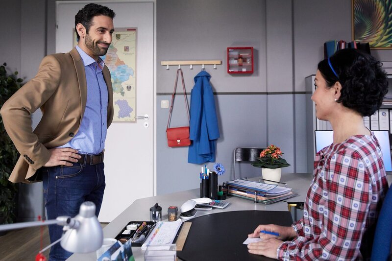 Der neue Controller des Rosenheimer Kommissariats, Daniel Donato, stellt sich an seinem ersten Arbeitstag gut gelaunt bei Frau Stockl vor. – Bild: ZDF