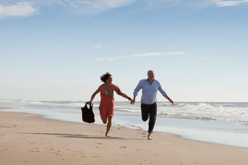 Strand. Jan (Filip Peeters) und Mia (Ulrike Folkerts) amüsieren sich. – Bild: ZDF und Conny Klein