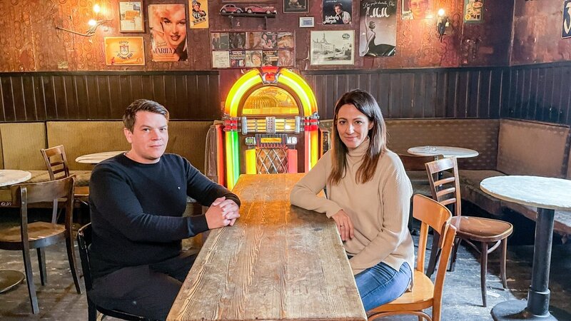 Lisa Gadenstätter will vom Ex-Neo-Nazi Felix Benneckenstein erfahren, was Jugendliche am Nationalsozialismus fasziniert. – Bild: ORF/​BFILM