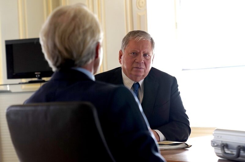 Staatsanwalt Bernd Reuter (Rainer Hunold) spricht auch mit dem Banker Schirm (Heinz Simon Keller), der mit der entführten Geschäftsfrau einen Plan erstellt hatte, um ihr Unternehmen zu retten. – Bild: ZDF