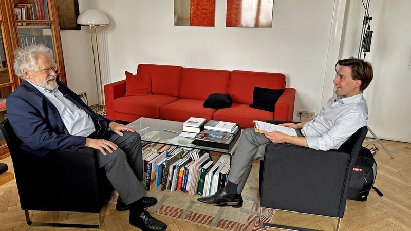 Anton Zeilinger und Éric Berdaguer (ORF) im Interview. – Bild: ORF/ORF-Tirol Anton Zeilinger und Éric Berdaguer (ORF) im Interview. – Bild: ORF/ORF-Tirol