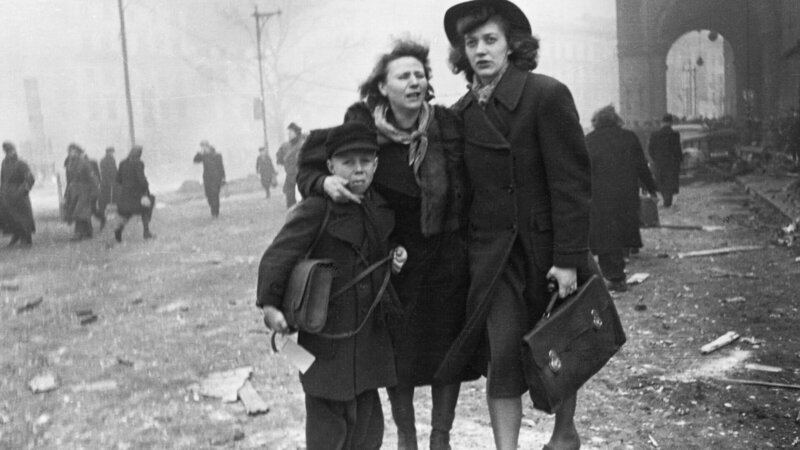 Bomben über Deutschland: Etwa 600.000 deutsche Zivilisten kamen im Zweiten Weltkrieg durch alliierte Luftangriffe ums Leben. 80 Jahre nach Kriegsende blickt „Terra X History“ zurück. – Bild: ZDF