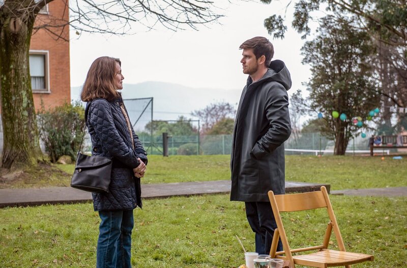 Nach drei Jahren kommt es endlich zu einer Aussprache zwischen Miren (Nagore Aranburu und ihrem Sohn Aitor (Miguel Bernardeau). – Bild: Nicolàs de Assas/​Movistar Plus+