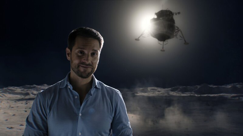 Mirko Drotschmann am Set der „Mondlandung“. – Bild: ZDF