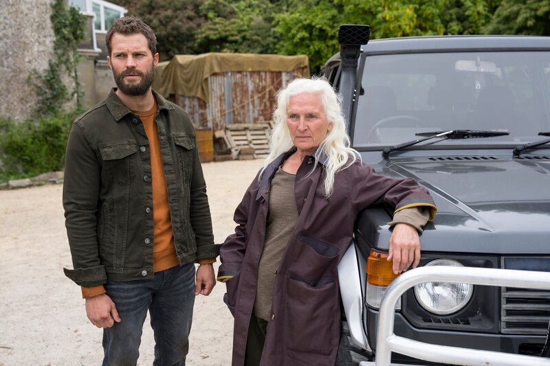 Endlich vereint: Nach Jahren wieder vereint: Elliot (Jamie Dornan) und seine Mutter Niamh (Olwen Fouéré). – Bild: ZDF