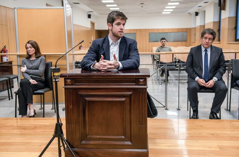 Aitor (Miguel Bernardeau, Mi.) schildert seine Sicht der Dinge, während sein Vater Íñigo (Pedro Casablanc, re.), seine Mutter Miren (Nagore Aranburu, li.) und sein Bruder Jon (Iván Pellicer, 2.v.r.) zuhören. – Bild: Nicolàs de Assas/​Movistar Plus+