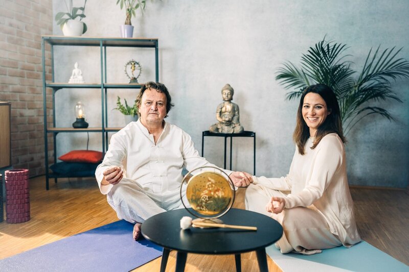 Lisa Gadenstätter und Hanno Settele im Yogastudio. – Bild: V-set /​ ORF /​ Benny Paya