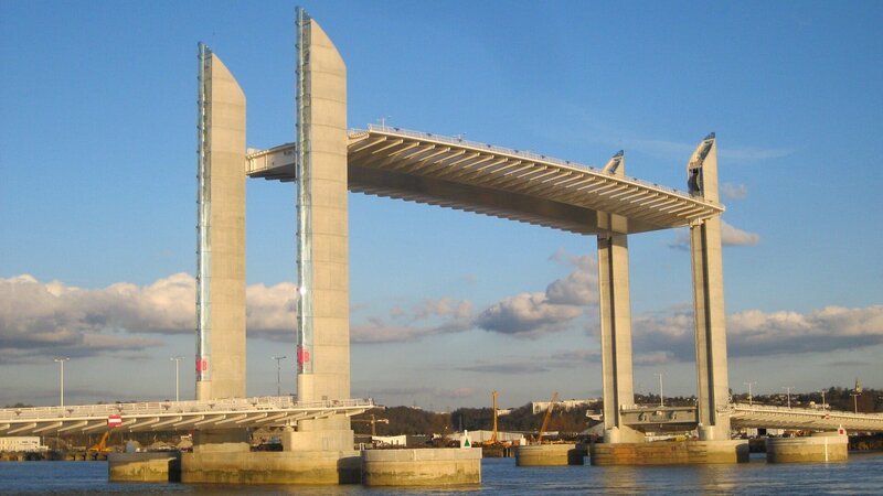 In Bordeaux ist die höchste Hubbrücke Europas, die Pont Jacques Chaban-Delmas, zu finden. Sie besteht aus mehr Stahl als der Eifelturm: insgesamt 7.000 Tonnen. – Bild: WELT