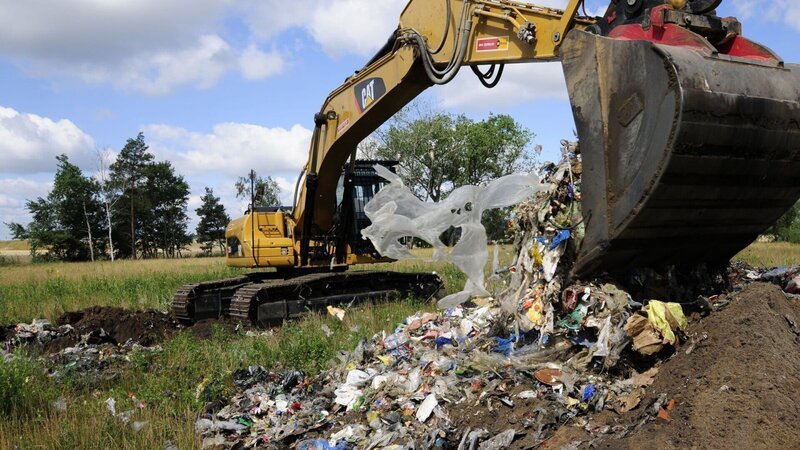 In der Deponie Altbensdorf wurde illegal Müll entsorgt. Bei Kontrollen wurde unter einer dünnen Erdschicht unerlaubt abgeladener Plastikmüll entdeckt. – Bild: ZDF