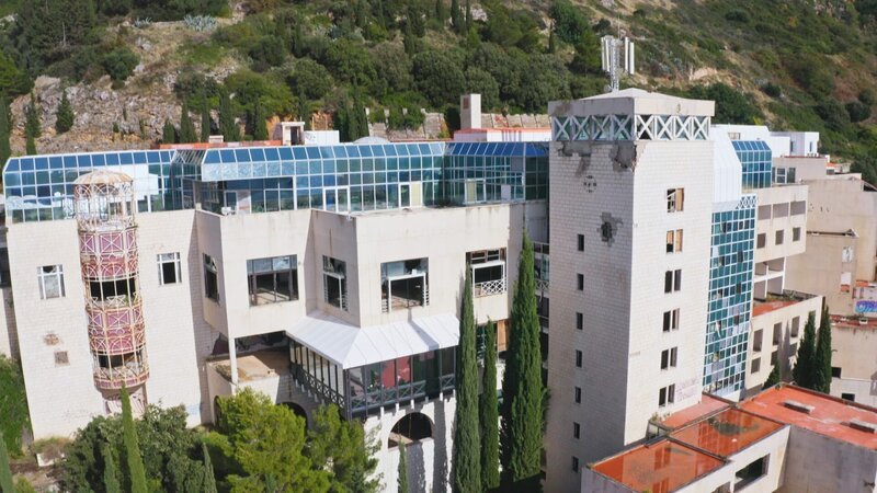 Einst das luxuriöseste Hotel in ganz Jugoslawien: das Belvedere an der Adria bei Dubrovnik. – Bild: Beyond Entertainment Limited/​WeltN24 GmbH