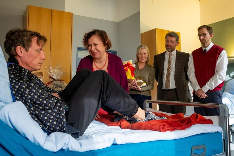 Neiss ist emotional vom Besuch des Gemeinderats überfordert. Von links: Neiss (Patrick Kalupa), Trine Tryberg (Franziska Traub), Doris Stecker (Hedi Kriegeskotte), Bürgermeister Hengstenberg (Mathias Harrebye-Brandt) und Notar Pörksen (Hendrik von Bültzingslöwen) – Bild: ZDF