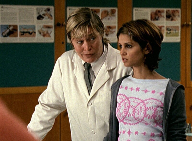 Lily (Tamara Mello, re.) weigert sich im Biologieunterricht einen Frosch zu sezieren. Ihre Lehrerin Bobbi Glass (Diane Delano, li.) ist davon wenig begeistert. – Bild: RTL Deutschland