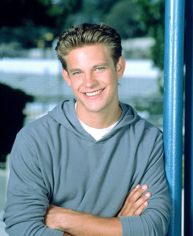 Josh (Bryce Johnson) gerät zwischen die Fronten: Er soll sich entweder für das Musical oder das Footballteam entscheiden. – Bild: RTL Deutschland