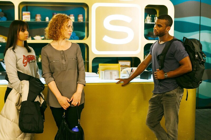 Michelle (Franziska Benz, l.) glaubt, dass Moritz (Tijan Njie) nur mit ihr gespielt hat und geht deswegen auf Distanz (2.v.l. Madlen Kaniuth als Brigitte). – Bild: RTL /​ Kai Schulz