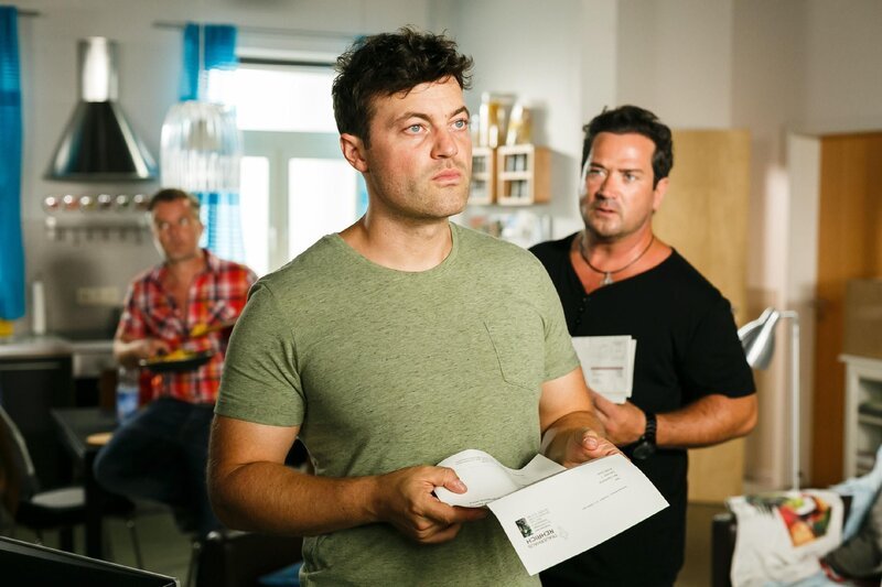 Ben (Jörg Rohde, M.) macht es wütend, Ekaterina nicht in ihrer Heimat beisetzen zu können. Auch Ingo (André Dietz, l.) und Marian (Sam Eisenstein) sind ratlos. – Bild: RTL /​ Kai Schulz
