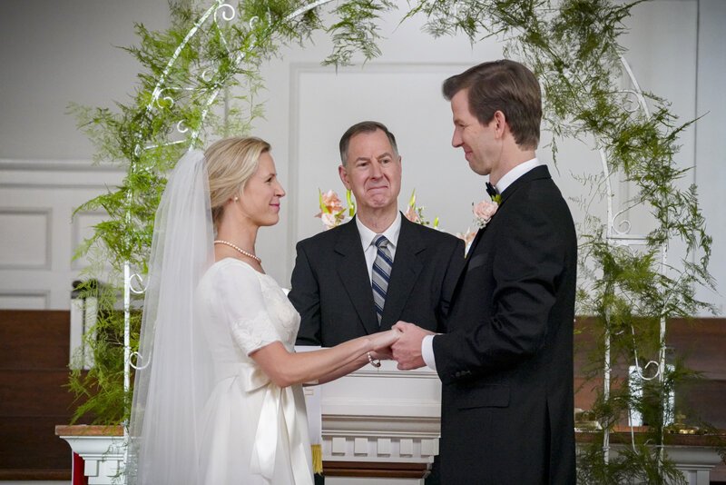 (v.l.n.r.) Officer Robin (Mary Grill); Pastor Dave (Doug Cox); Pastor Jeff (Matt Hobby) – Bild: Warner Bros. Entertainment Inc.
