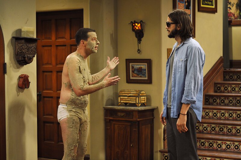 Alan Harper (Jon Cryer, l.); Walden Schmidt (Ashton Kutcher, r.) – Bild: TM & © 2011 Warner Bros. Television. All Rights Reserved /​ Darren Michaels /​ Darren Michaels