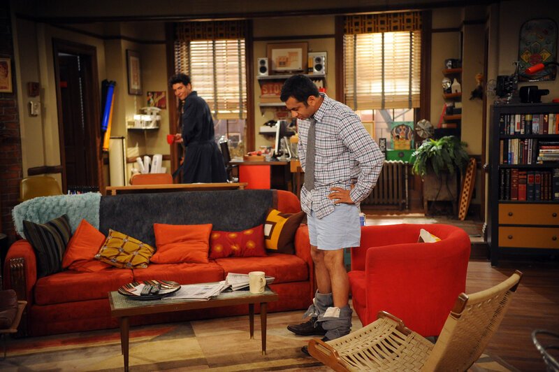 Ted (Josh Radnor, r.) weiß nicht, was er davon halten soll, als er Kevin (Kal Penn, l.) in Boxershorts im Wohnzimmer stehen sieht … – Bild: 20th Century Fox International Television