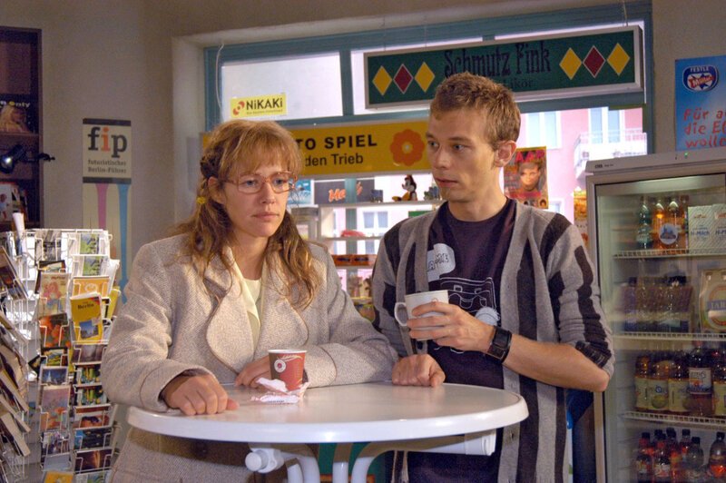 Gegenüber Jürgen (Oliver Bokern, r.) verflucht sich Lisa (Alexandra Neldel, l.), dass sie nicht offen zu David war, als dieser seine Beziehung zu Mariella in Frage stellte. (Dieses Foto von Alexandra Neldel darf nur in Zusammenhang mit der Berichterstattung über die Serie „Verliebt in Berlin“ veröffentlicht und verbreitet werden.) – Bild: SAT.1 /​ Noreen Flynn