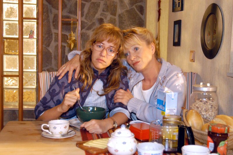 Helga (Ulrike Mai, r.) tröstet Lisa (Alexandra Neldel, l.), die sich wieder einmal keine Hoffnungen mehr macht, dass David und sie ein Paar werden könnten. – Bild: SAT.1 /​ Noreen Flynn