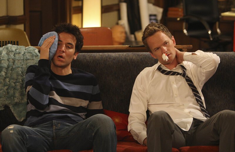 Als Barney (Neil Patrick Harris, r.) und Ted (Josh Radnor, l.) merken, dass die Geschichte mit Robin und Don etwas Ernstes ist, verspüren beide den dringenden Wunsch, Robin wiederzuhaben und streiten sich um sie wie zwei kleine Jungs um ein Spielzeug … – Bild: © 20th Century Fox International Television Als Barney (Neil Patrick Harris, r.) und Ted (Josh Radnor, l.) merken, dass die Geschichte mit Robin und Don etwas Ernstes ist, verspüren beide den dringenden Wunsch, Robin wiederzuhaben und streiten sich um sie wie zwei kleine Jungs um ein Spielzeug … – Bild: © 20th Century Fox International Television