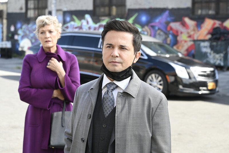 Evelyn Waters (Dana Wheeler-Nicholson, l.); Benny Colón (Freddy Rodriguez, r.) – Bild: CBS Broadcasting, Inc. /​ David M. Russell
