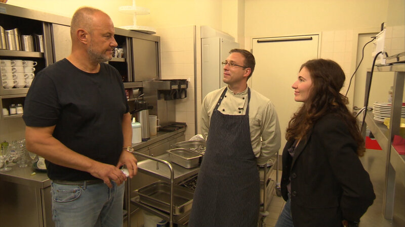 (v.l.n.r.) Frank Rosin: Koch Bennet Kompsert; Betreiberin Janin Niele. – Bild: Kabel Eins